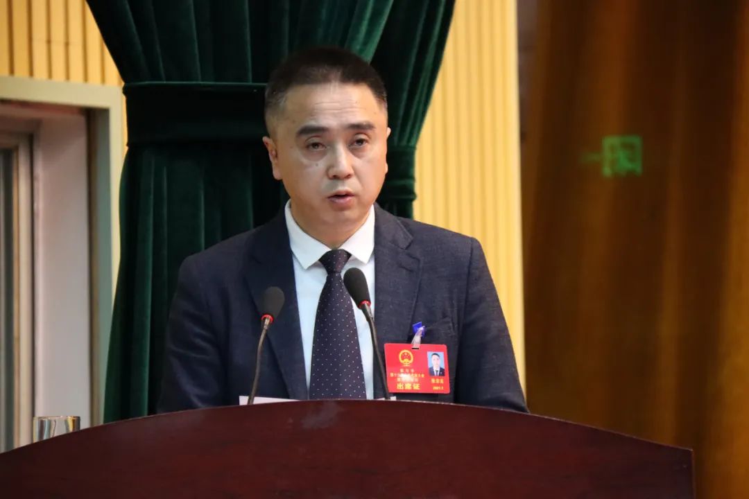 都匀市十三届人大五次会议开幕,代市长张宗良代表市人民政府向大会作