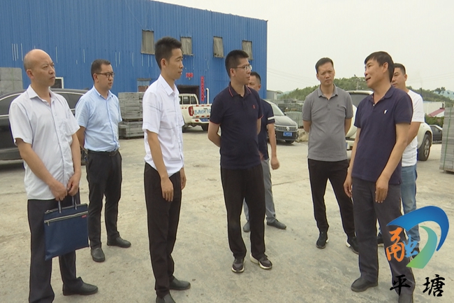 平塘县委副书记,代理县长石磊带队调研平塘县产业园区建设情况